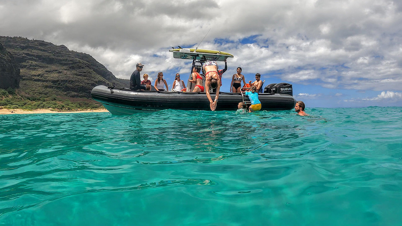 na-pali-coast-swimming.jpg Passenger diving from the tour raft while the group swims off the Na Pali Coast