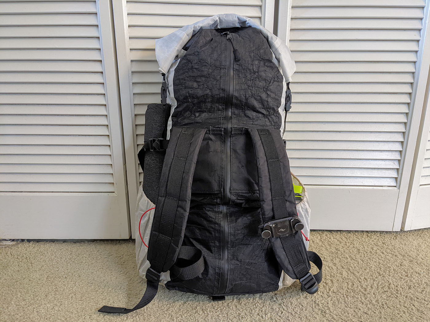 Back panel of the backpack with shoulder straps and full-length zipper