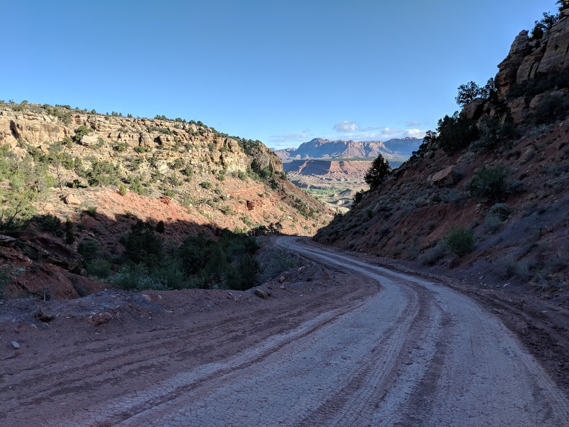 smithsonian-butte-road-drive.jpeg